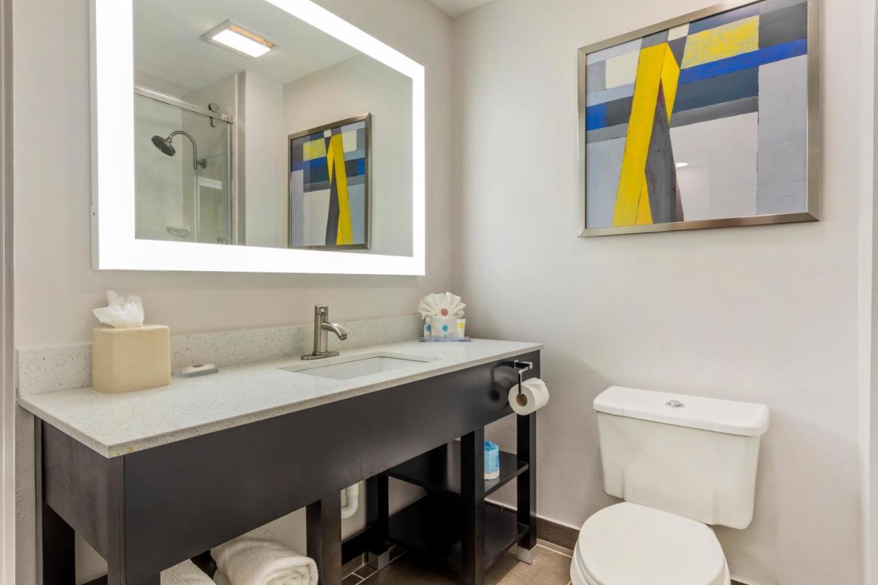 Comfort & Colinas Dfw Hotel 3*